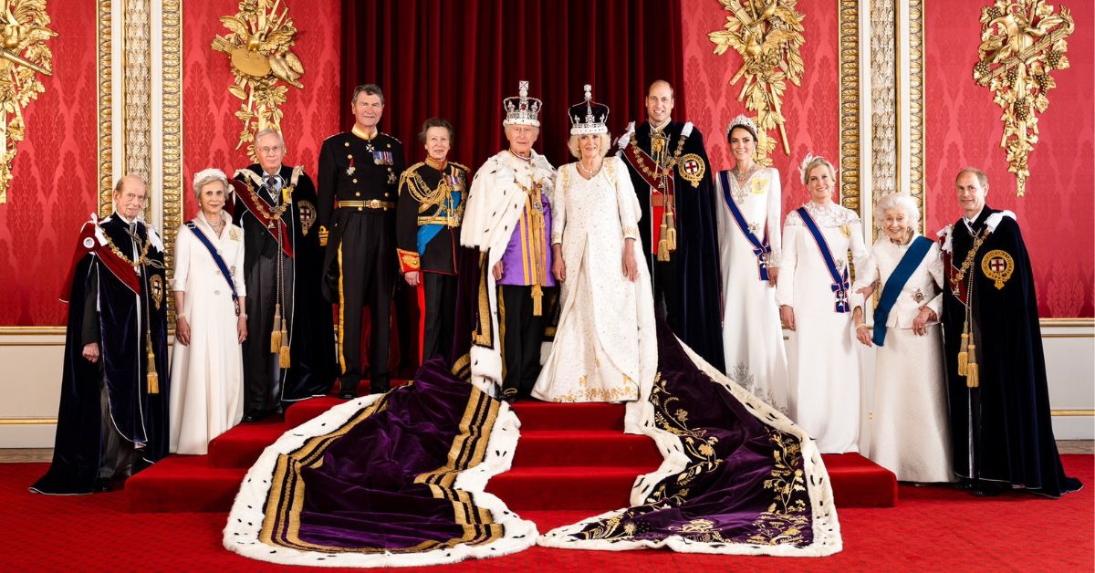 Kráľ Karol III. a kráľovná Camilla pózujú na nových portrétoch
