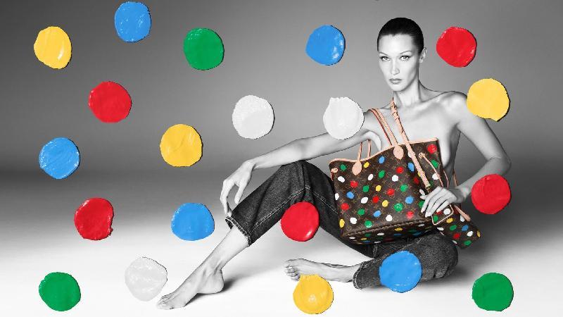 Topmodelka Bella Hadid v najnovšej kampani Louis Vuitton x Yayoi Kusama