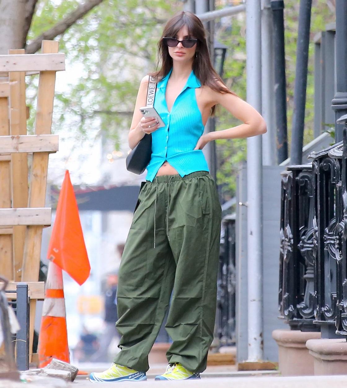 Emily Ratajkowski sa v uliciach New Yorku predviedla v retro outfite