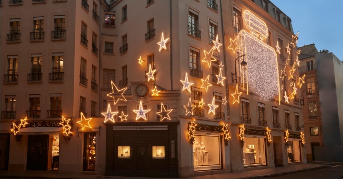 Fasáda butiku CHANEL v Paríži odetá do dekorácií ikonického flakónu vône N°5