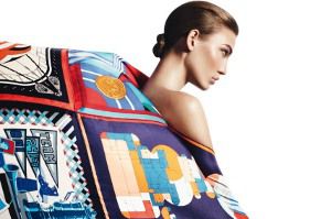 Karlie Kloss pózuje v šatkách Hermès