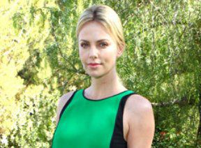 OUTFIT DŇA Charlize Theron